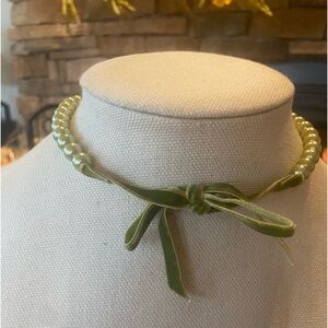 Green pearls and velvet necklace